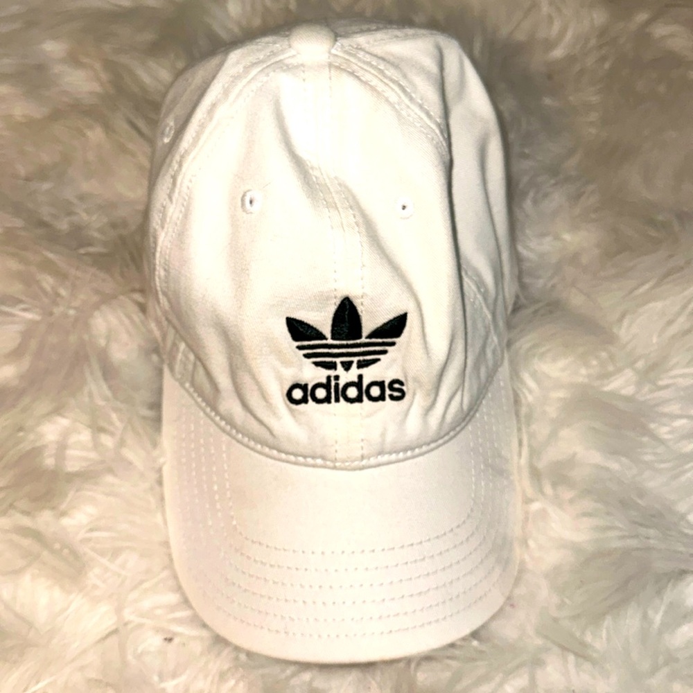 Never worn in good condition Adidas Originals Women's Relaxed Plus Strapback hat